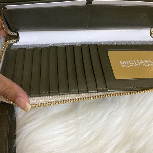 Michael Kors Jet Set Continental Wallet - Picture 10 of 16